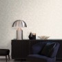 Beige Blätter Tapete von Origin Wallcoverings, modernes Wohnzimmer mit Dekoration.