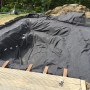 Verlegtes Aquagart Teichvlies 1000g im Teichbau, graues Schutzvlies für Teichfolie.