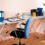 LUX Multifunktionstisch mit Aluminiumgestell im Einsatz als Schreibtisch mit Büromaterial.