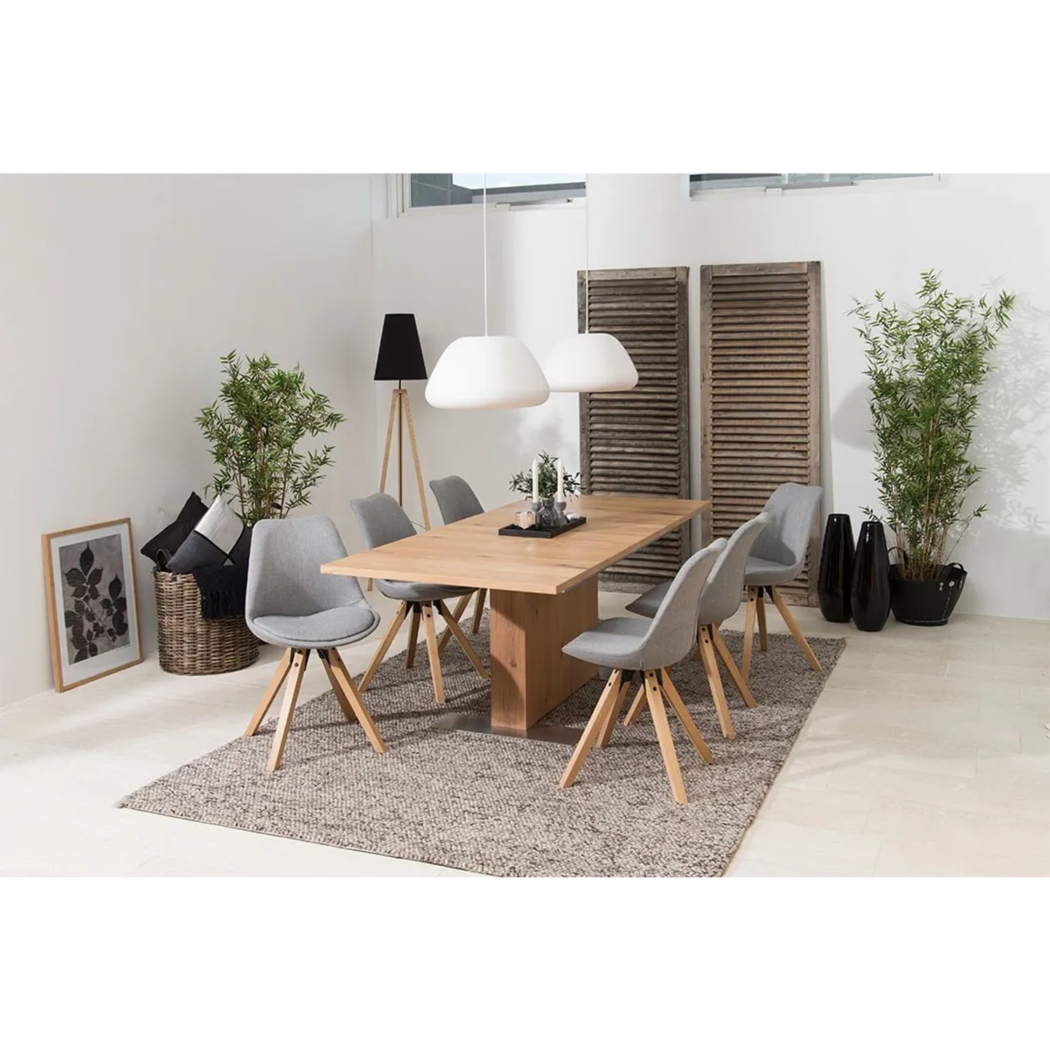 Esszimmer mit Esstisch und sechs grauen ebuy24 Dima Esszimmerstühlen mit Holzbeinen.