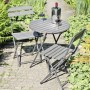 Graues 3-teiliges Balkon-Set Lugo mit klappbarem Tisch und zwei Stühlen im Garten.