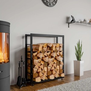 Schwarzes DELUKE SATLO Kaminholzregal aus Metall, gefüllt mit Brennholz, neben Kamin. Stilvolle Lagerung für Innenräume.
