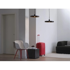 Zwei dimmbare Osram LED-Lampen E14 Star Flat in modernem Wohnraum mit Möbeln.