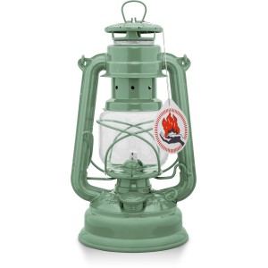 Feuerhand Sturmlaterne Baby Special in Salbeigrün, eine zuverlässige Lichtquelle für den Außenbereich.