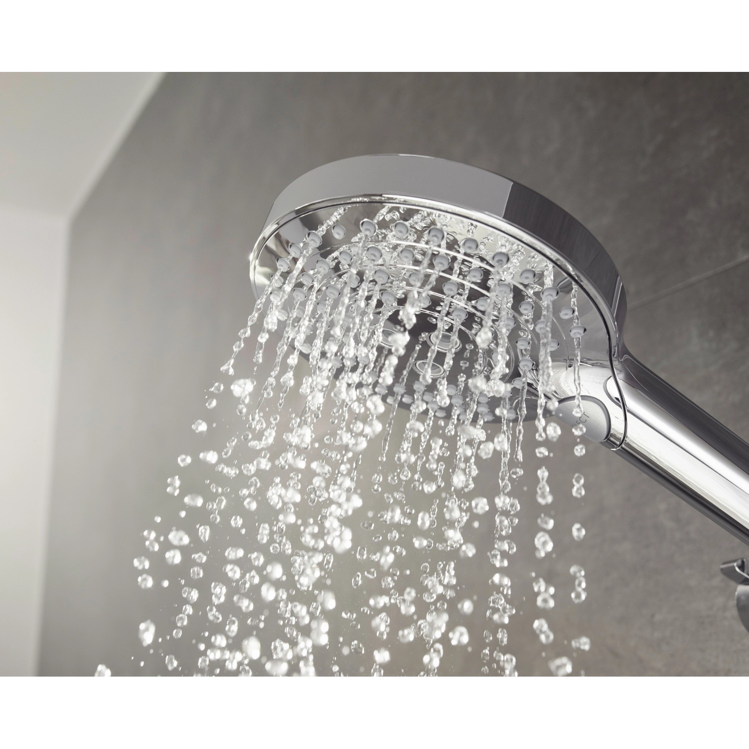Hansgrohe Raindance Select S 120 Handbrause mit 3 Strahlarten in Chrom unter der Dusche.
