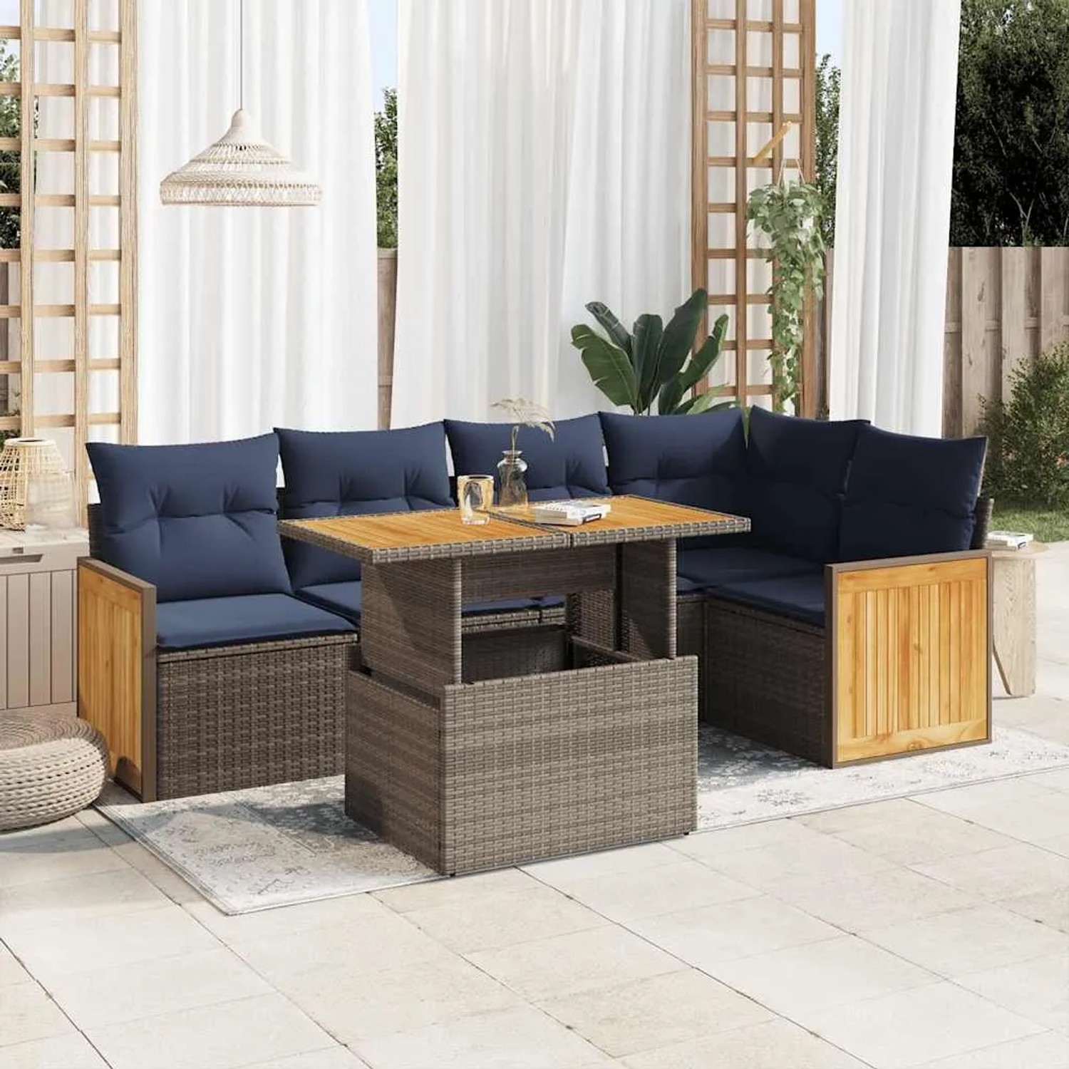 Graue 6-teilige Garten-Sofagarnitur aus Rattan mit Akazienholz-Tisch und marineblauen Kissen.