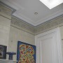 Detailaufnahme von weißen ORAC DECOR Zierleisten (16 m Set) an einer Decke.