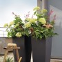 Lechuza Cubico Color 30 Pflanzsäule in Schiefergrau, bepflanzt mit Blumen und Pflanzen.
