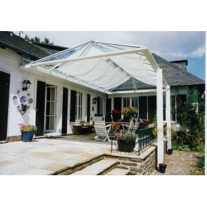 Weißes Floracord Sonnensegel 420x140 cm als variabler Sonnen- und Sichtschutz auf Terrasse.