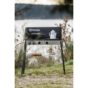 Petromax Gastisch ge90-s mit Mehrfachbrenner (90cm) und Zubehör im Freien.