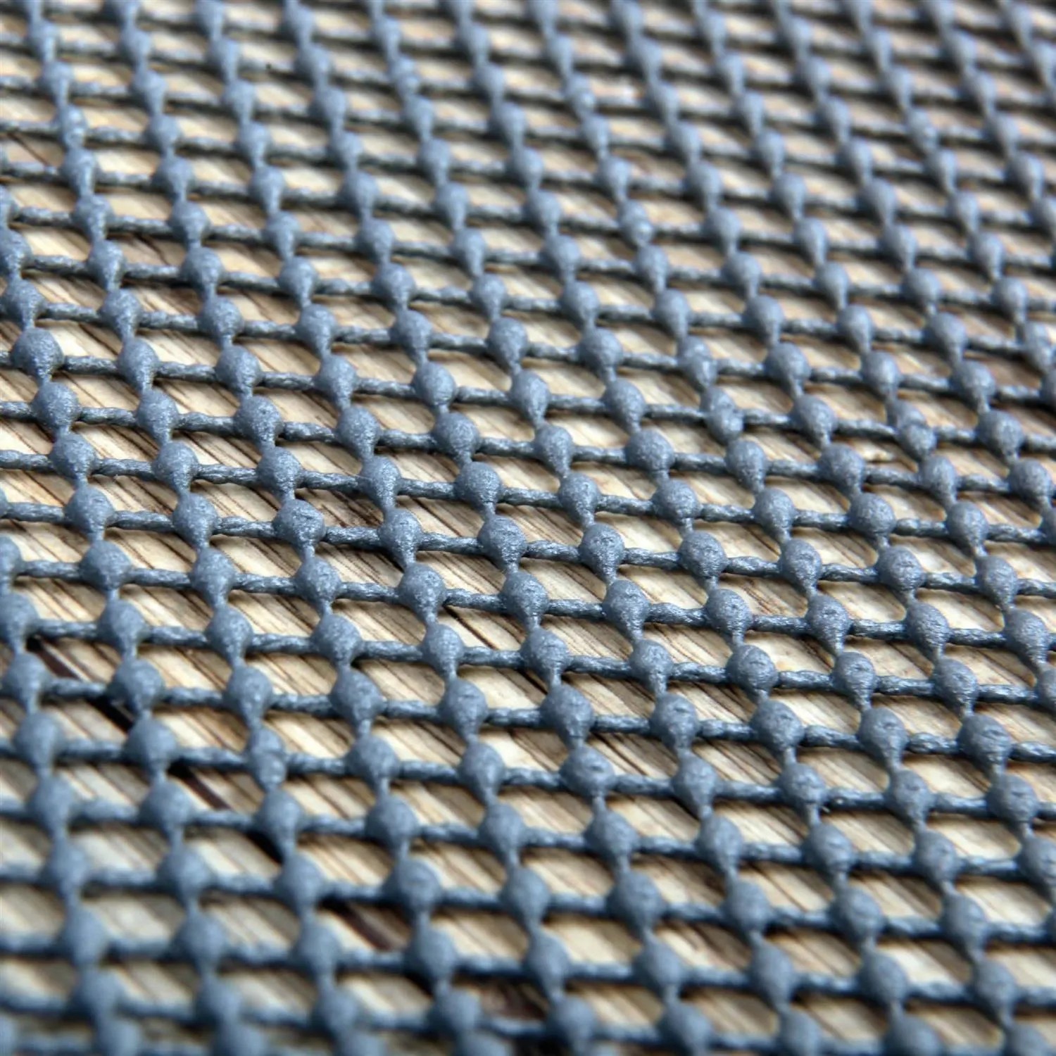 Dunkelgrauer ProHome Teppich Gleitschutz (80x150 cm) mit Netzstruktur für Fußmatten und Teppiche.