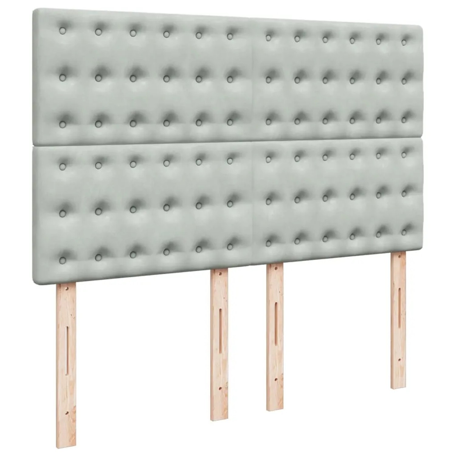Hellgraues Boxspringbett Kopfteil aus Samt mit Knopfheftung und Holzfüßen.