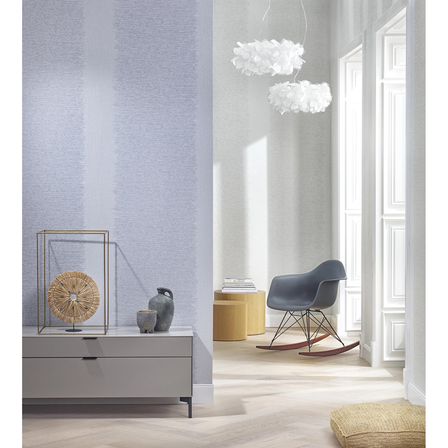 Wohnraum mit Marburg Vliestapete Papis Loveday in Grau-Blau mit Struktur.