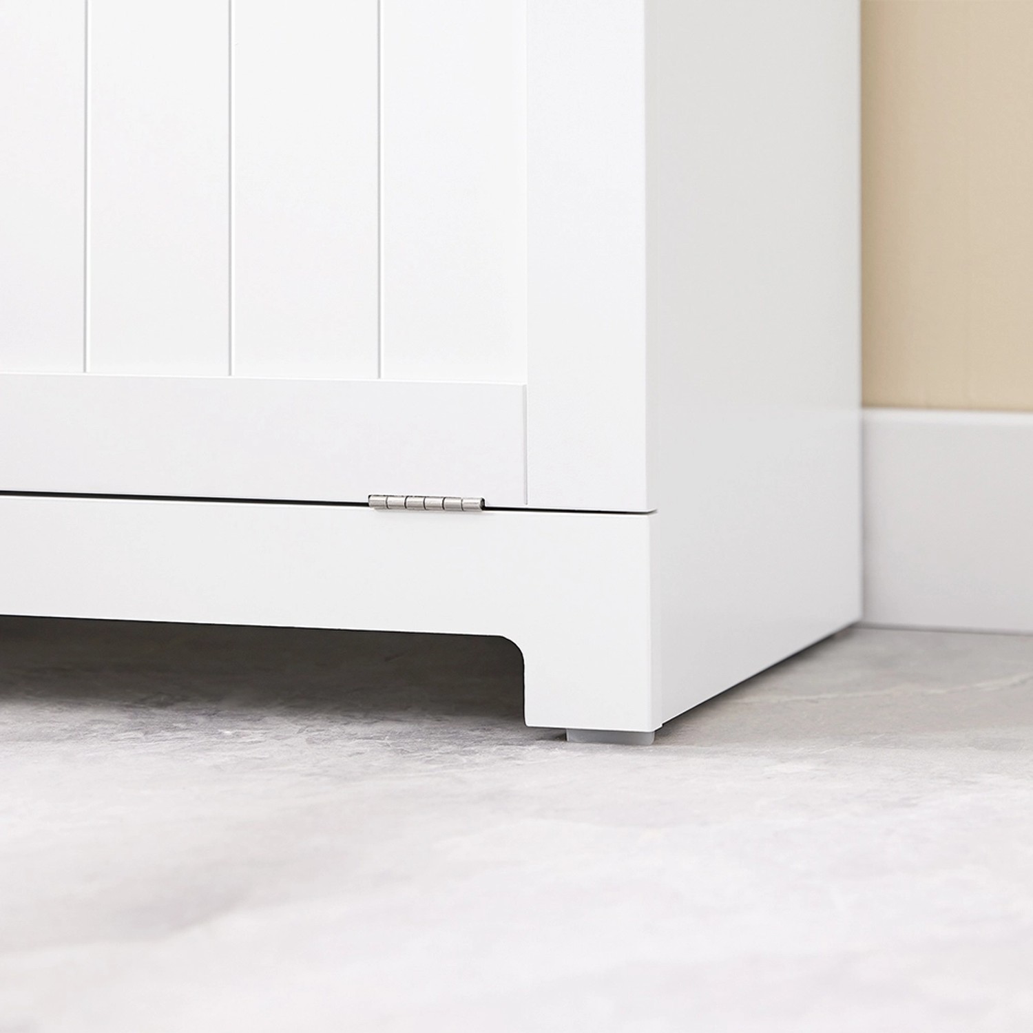 Detailaufnahme: Weißer SoBuy Badschrank BZR33-II-W mit Wäschesäcken und Füßen.