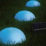 Solar-LED-Dekoleuchte Camporosso mit Halbkugeln und Solarpanel im Garten.