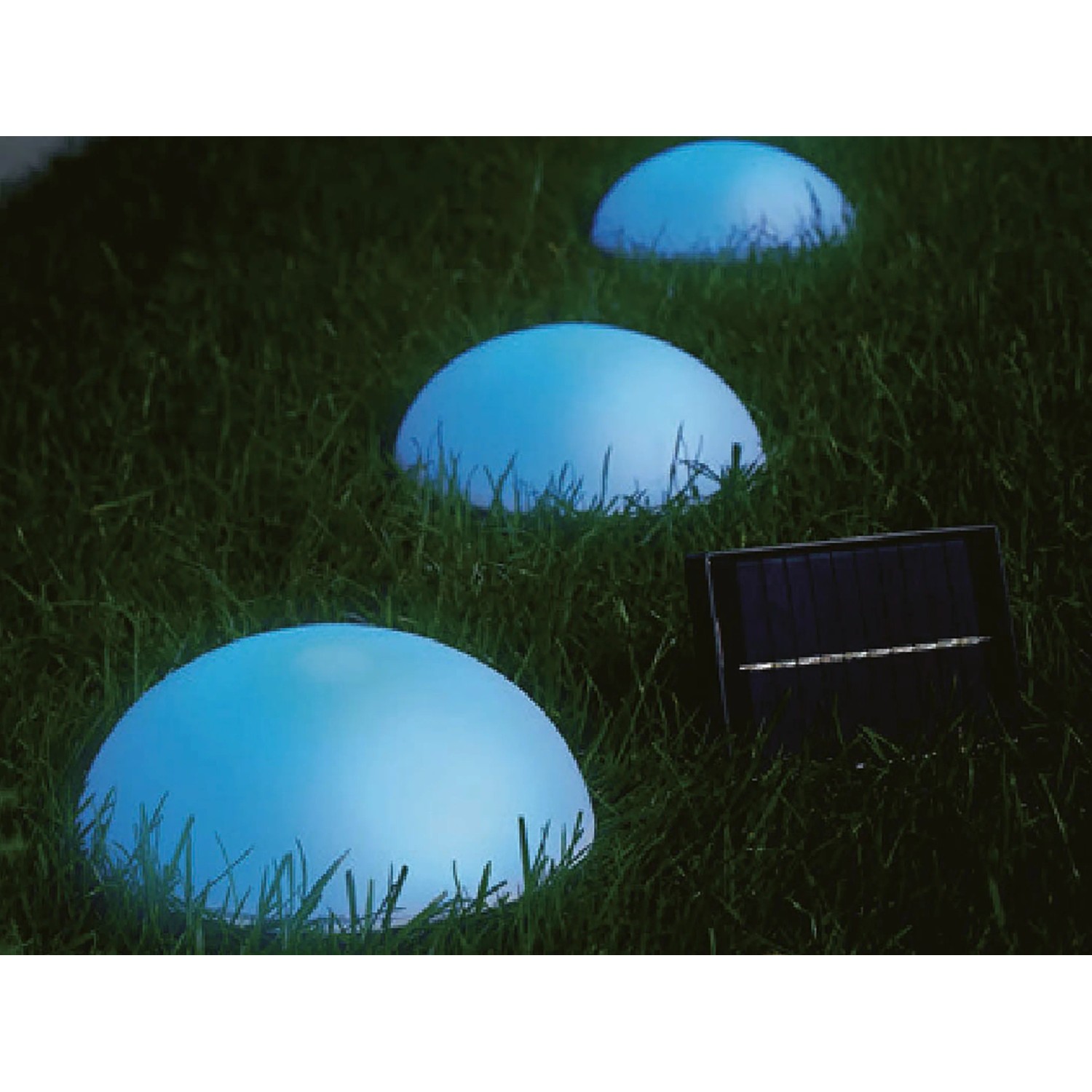 Solar-LED-Dekoleuchte Camporosso mit Halbkugeln und Solarpanel im Garten.