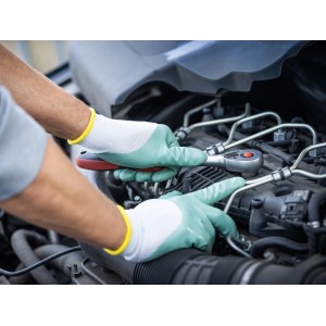 Hände mit LUX Nitrilhandschuhen Gr. 10 bei Reparatur am Auto.