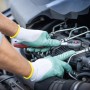 Hände mit LUX Nitrilhandschuhen Gr. 10 bei Reparatur am Auto.