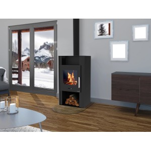 Schwarzer Wamsler Cube Kaminofen (6 kW) mit Holzscheiten im Wohnraum.