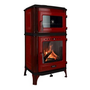 Roter 365 Kaminofen Ferrox 55 Back mit Backfach und Holzfeuer.