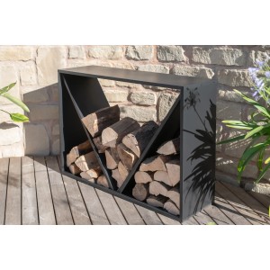 Schwarzes Westmann Kaminholzregal (114,5x35x80cm) mit Holzscheiten vor Steinwand.