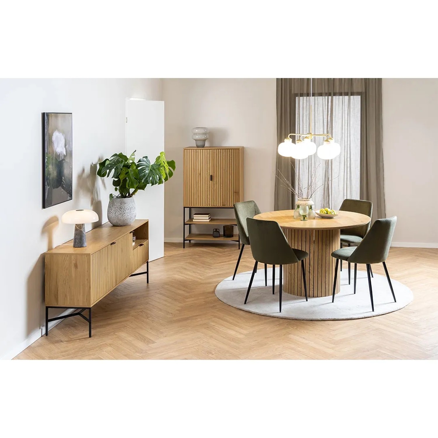 ebuy24 Yale Esstisch Ø120cm Eiche Dekor mit 4 Stühlen in modernem Esszimmer.