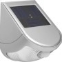 Silbergraue LED-Solar Wandleuchte mit Bewegungssensor aus Kunststoff.
