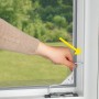Montage des Easymaxx Moskitonetzes am Fensterrahmen. Insektenschutz ohne Bohren.