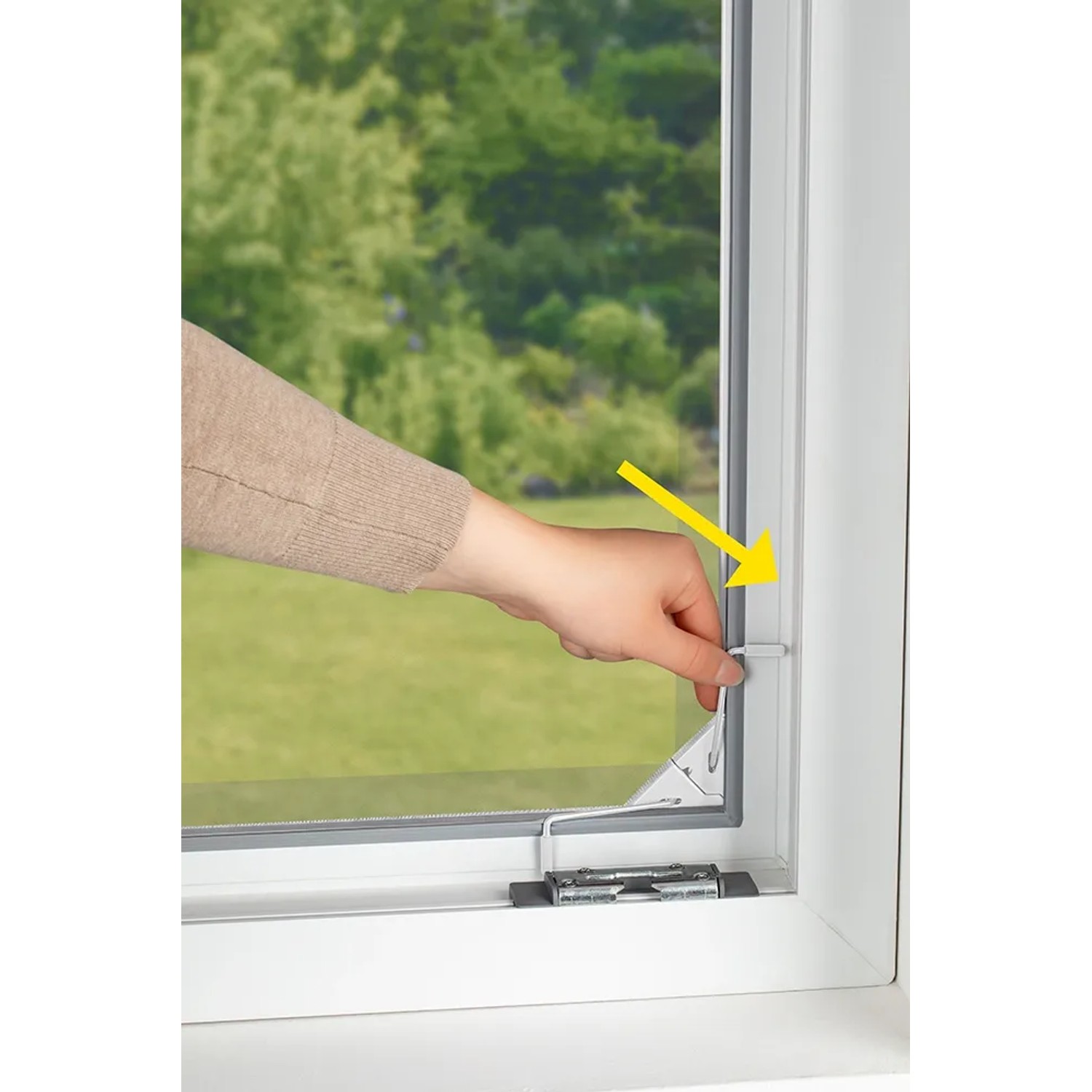 Montage des Easymaxx Moskitonetzes am Fensterrahmen. Insektenschutz ohne Bohren.