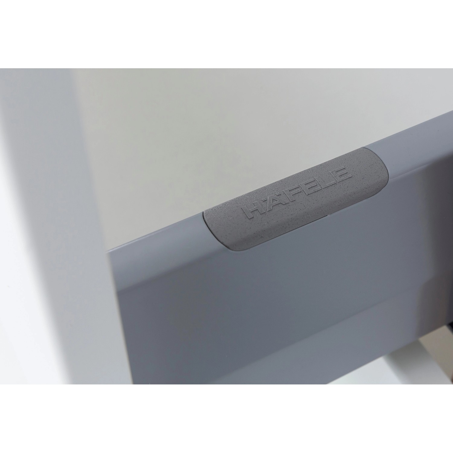 Detailaufnahme Auszug des Held Möbel Unterbecken-Sets Verona in Wotaneiche mit Haefele Logo.