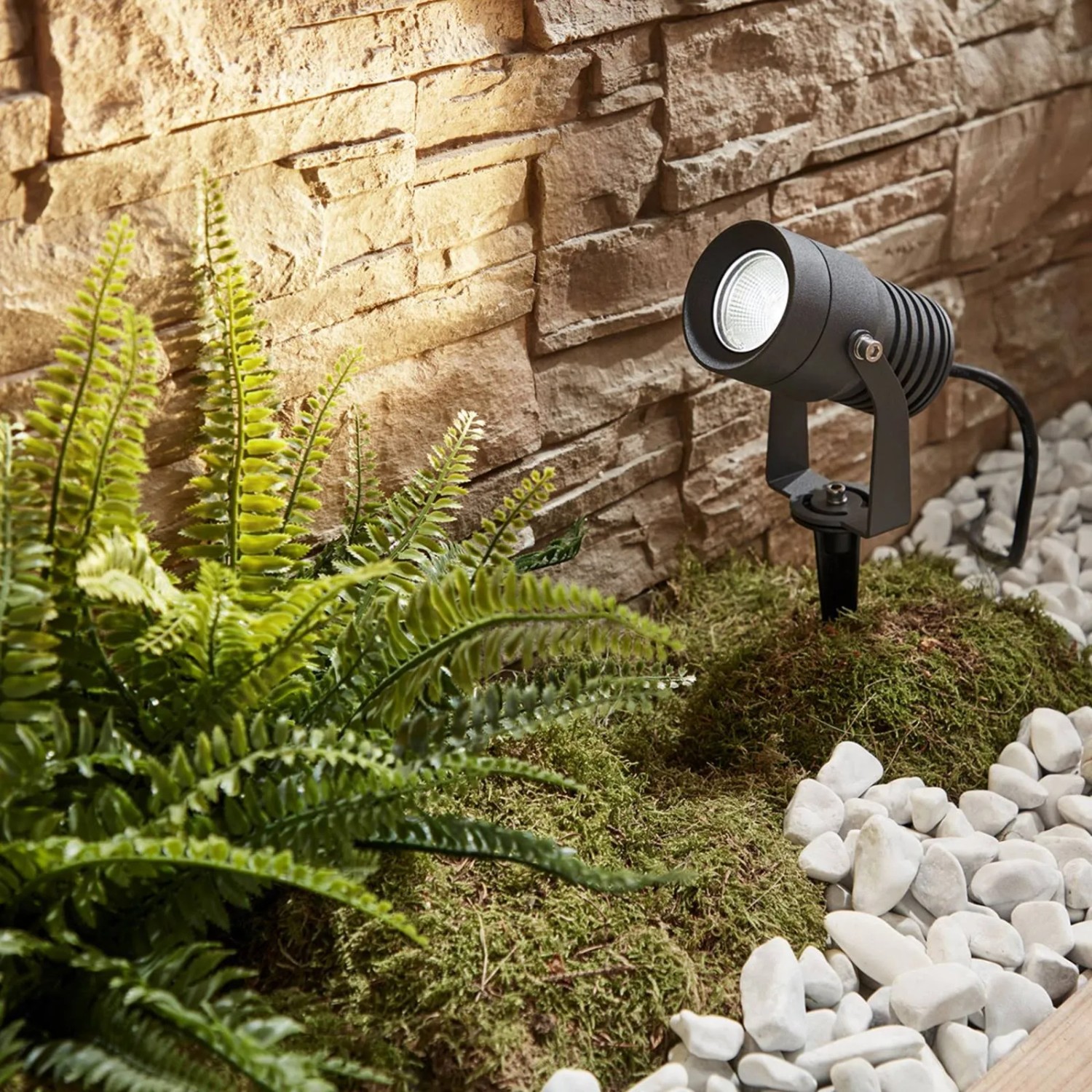 Moderner Lucande LED-Außenstrahler Jon aus Alu, 1-flammig, im Garten.