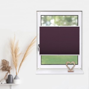 Violettes Plissee 90x150 cm am Fenster, blickdicht, ohne Bohren mit Klemmfix montiert.