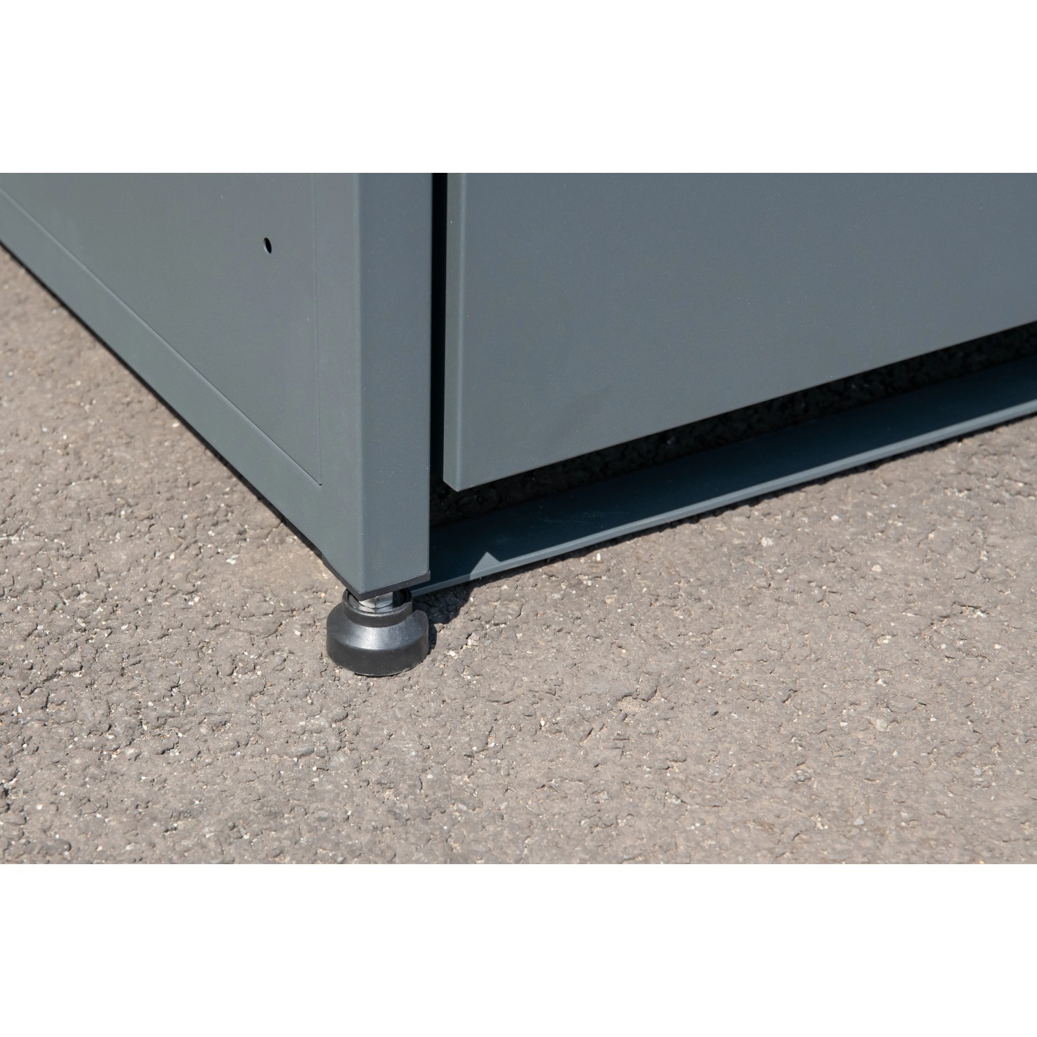 Detailaufnahme: Höhenverstellbarer Fuß der anthrazitfarbenen Westmann Mülltonnenbox Moderna.