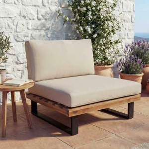 MCW Lounge-Sessel H54: hellbraunes Akazienholzgestell, beige Polster. Gartenstuhl auf Terrasse mit Pflanzen.