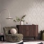 Beige-graue Barock Tapete mit schimmernden Ornamenten im Wohnraum.