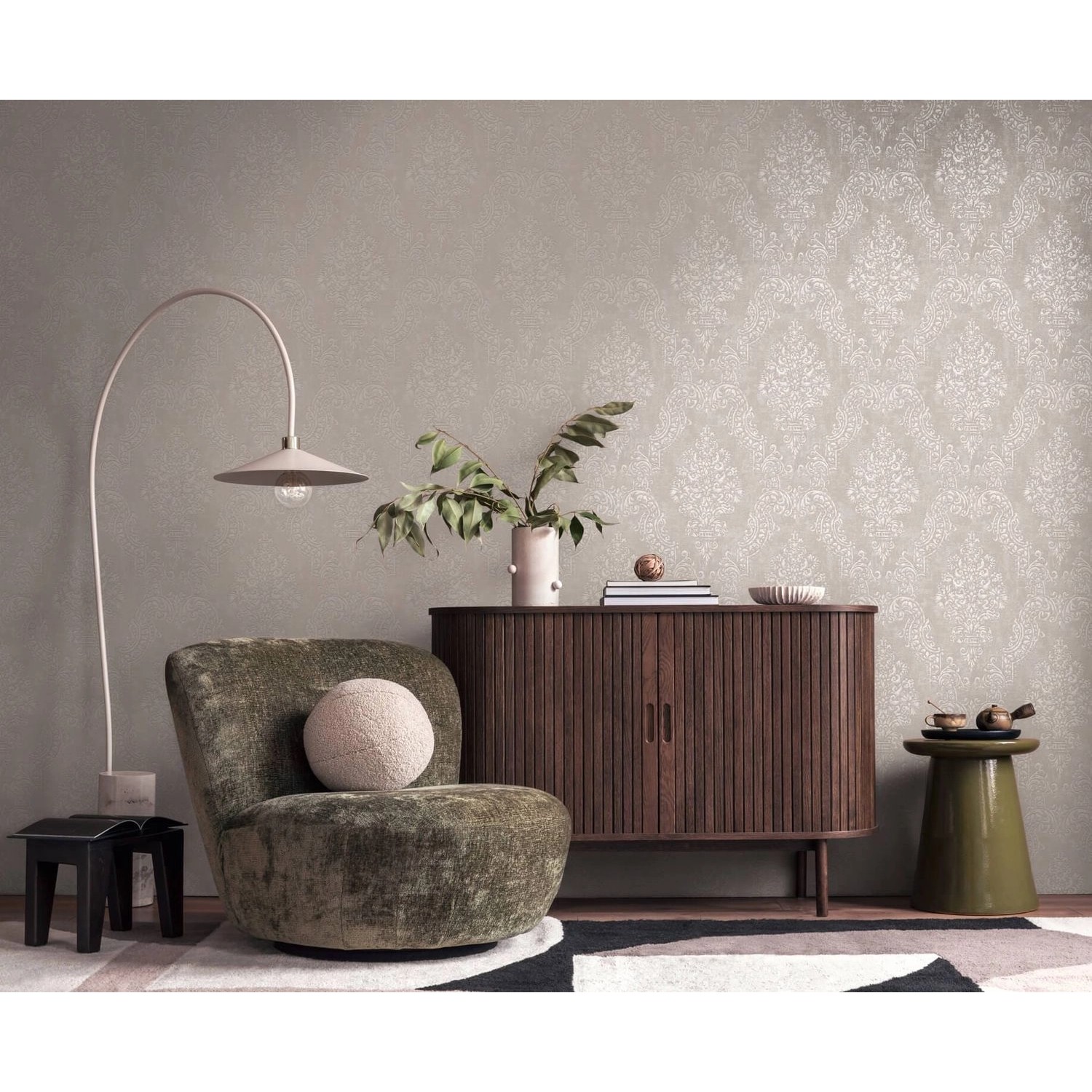Beige-graue Barock Tapete mit schimmernden Ornamenten im Wohnraum.