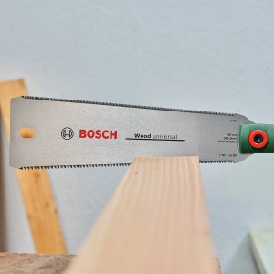 Bosch Japansäge Ryoba 250 mm beim Sägen von Holz. Zugsäge mit doppelseitigem Sägeblatt.