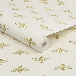 Joules Vliestapete mit Block Print Bienenmuster in Antikgold und Gelb auf weißem Grund.