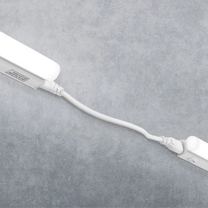 Detailaufnahme: Weiße Orion LED Unterbauleuchte mit Verbindungskabel.