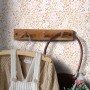 ESTAhome Vliestapete mit zartem Blumenmuster in Hellrosa und Beige. Dekorative Tapete für Kinderzimmer, mit Garderobe.