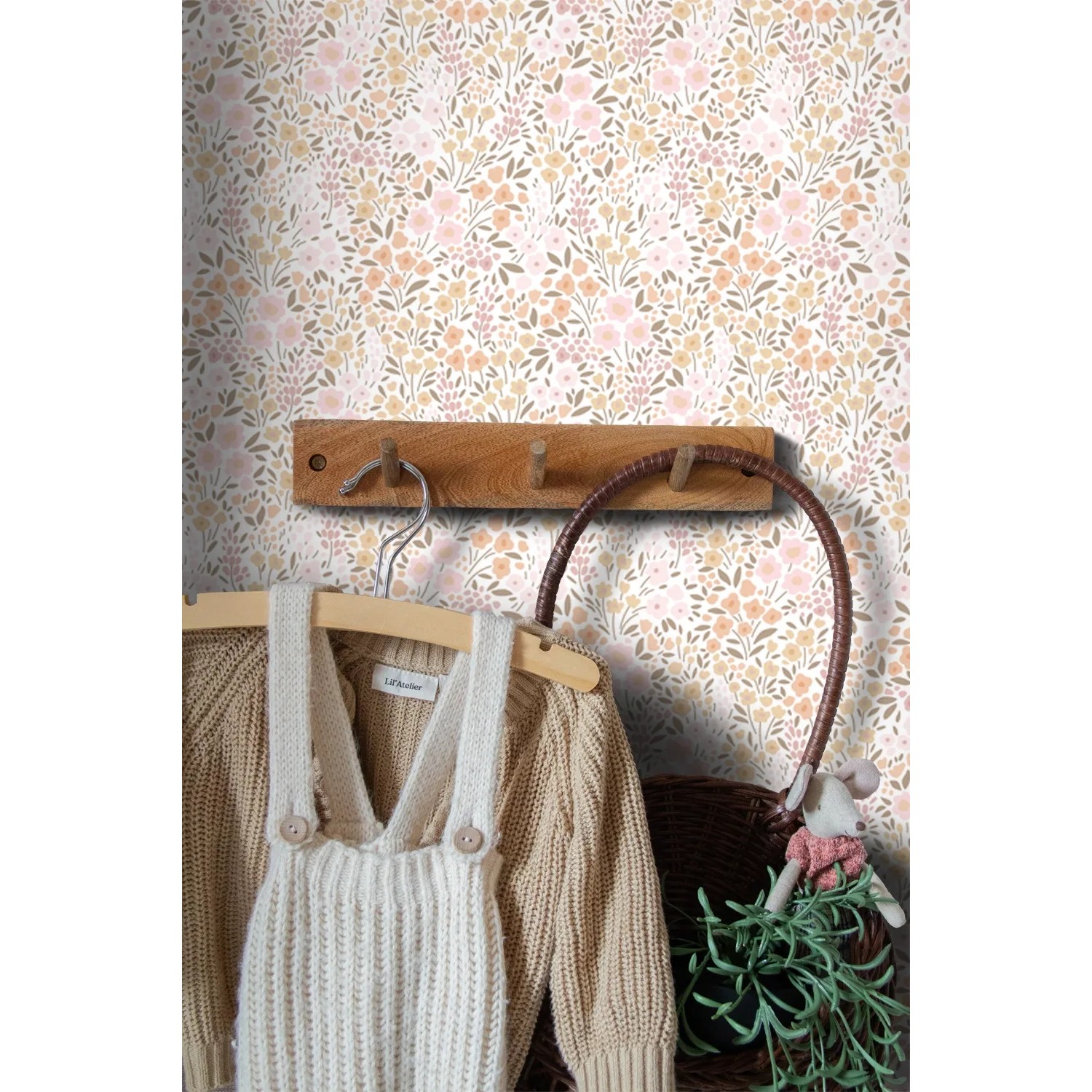 ESTAhome Vliestapete mit zartem Blumenmuster in Hellrosa und Beige. Dekorative Tapete für Kinderzimmer, mit Garderobe.