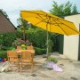 Siena Garden Klappsessel Falun, beige, aus Akazienholz, Teil einer Gartensitzgruppe mit gelbem Sonnenschirm.