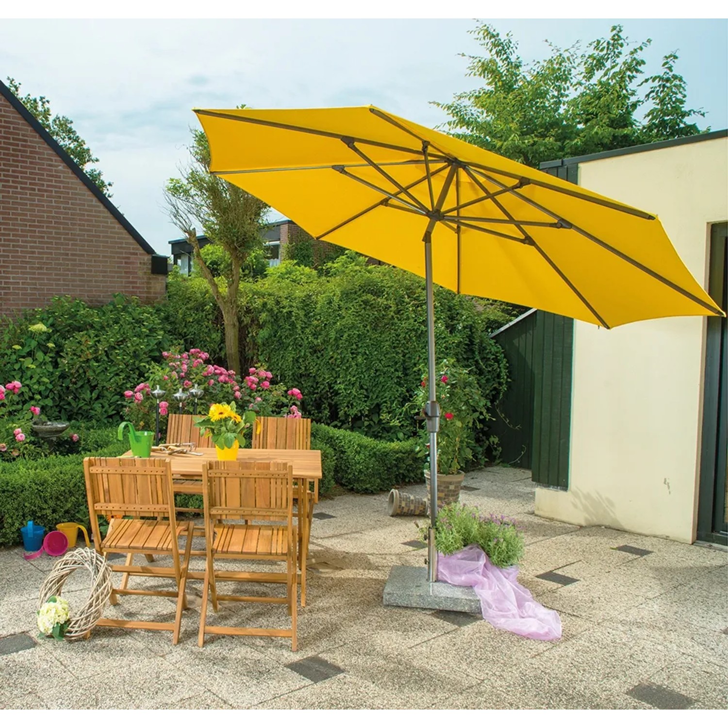 Siena Garden Klappsessel Falun, beige, aus Akazienholz, Teil einer Gartensitzgruppe mit gelbem Sonnenschirm.