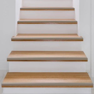 Treppe mit KARAT Stufenkantenprofil Integral Form L in Champagner, 30x20x1340 mm.