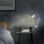 Weiße Briloner LED-Klemmleuchte FLEKS am Nachttisch, schwenkbar mit Kabelschalter.