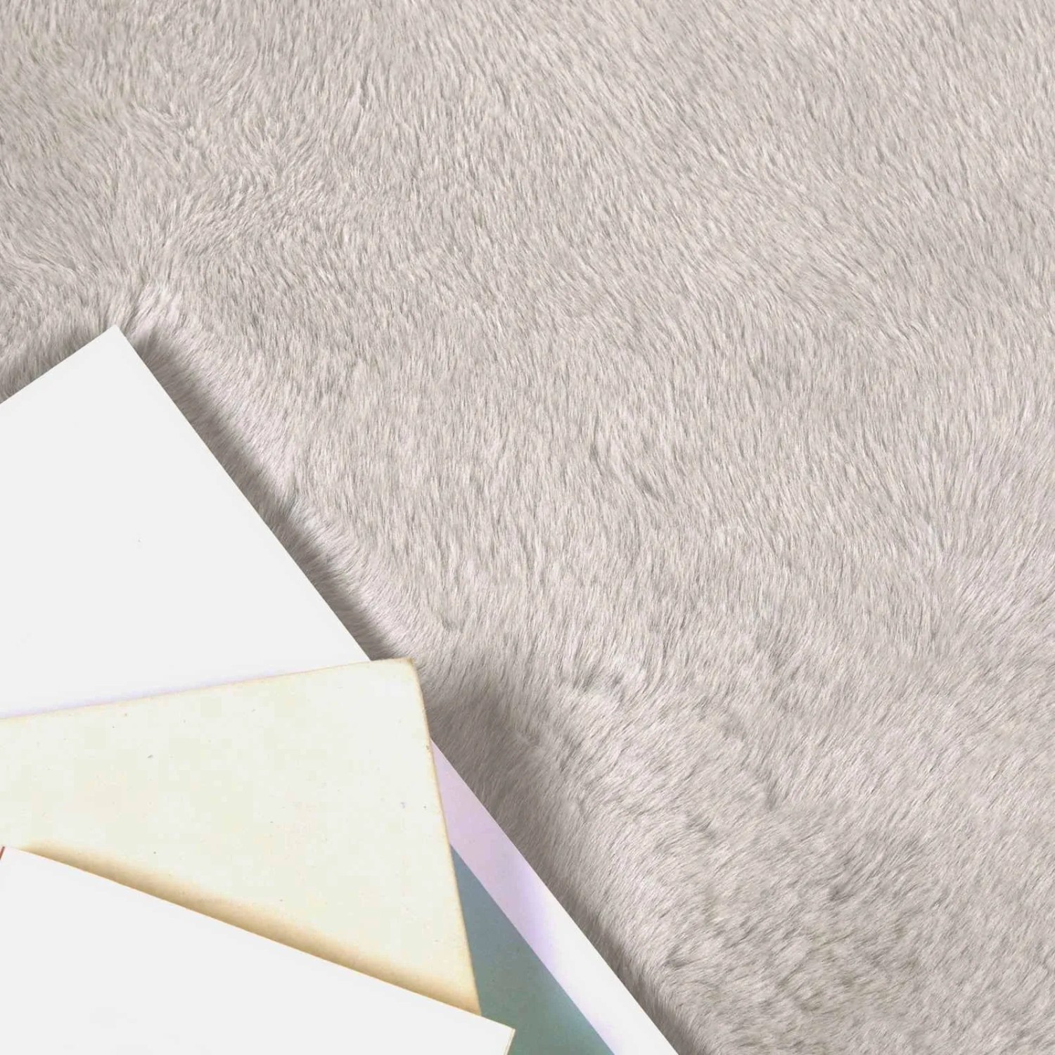 Beiger, flauschiger vidaXL Kunstfell Hasen Teppich Olite aus Polyester. Weiche Textur für gemütliche Räume.