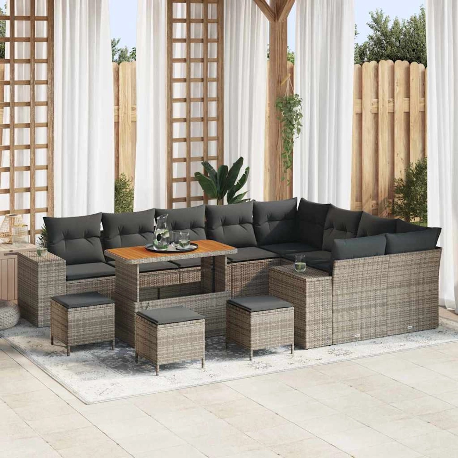 Graues 13-tlg. vidaXL Garten-Sofa-Set aus Poly Rattan mit höhenverstellbarem Tisch und Hockern.