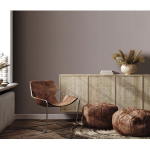 Wohnraum mit Erismann Vliestapete Spotlight InStyle Taupe, braunem Sessel und Poufs.