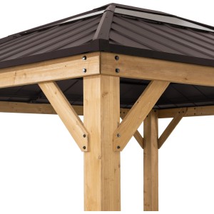 Detailansicht des braunen Sunjoy Gazebo Bruri aus Zedernholz mit Stahldach.