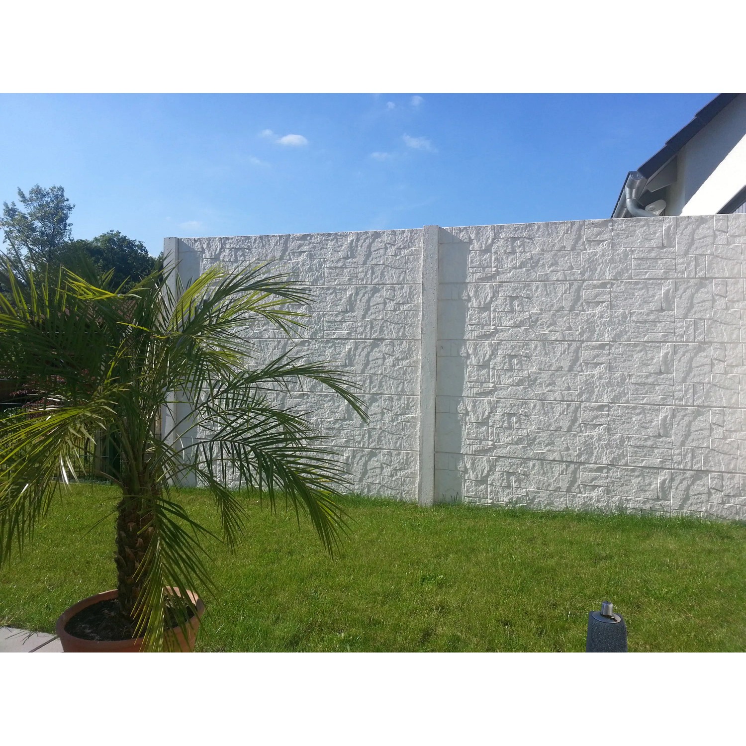 Betonzaun-Platte Flagstone, 200x38,5x3 cm, als Sicht- und Windschutz im Garten.